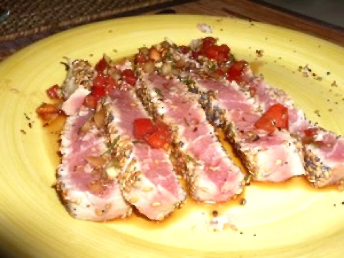 Thon rouge mi-cuit aux sésames et graines de pavot