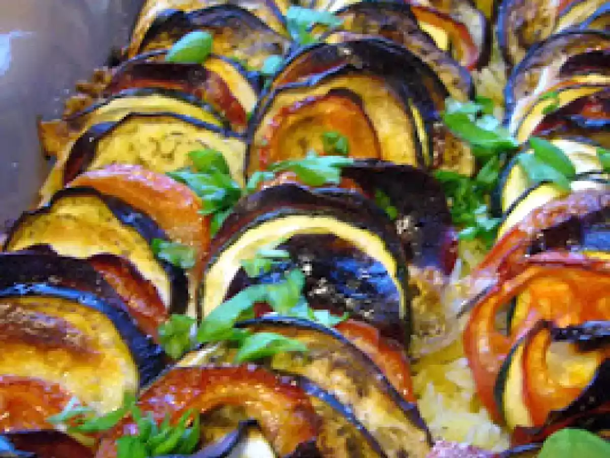 Tian de légumes d'été sur lit de petites pates