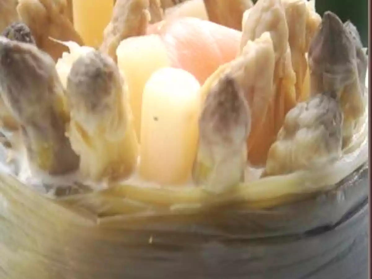 Timbale d'asperges crème mousseline en ruban de poireaux