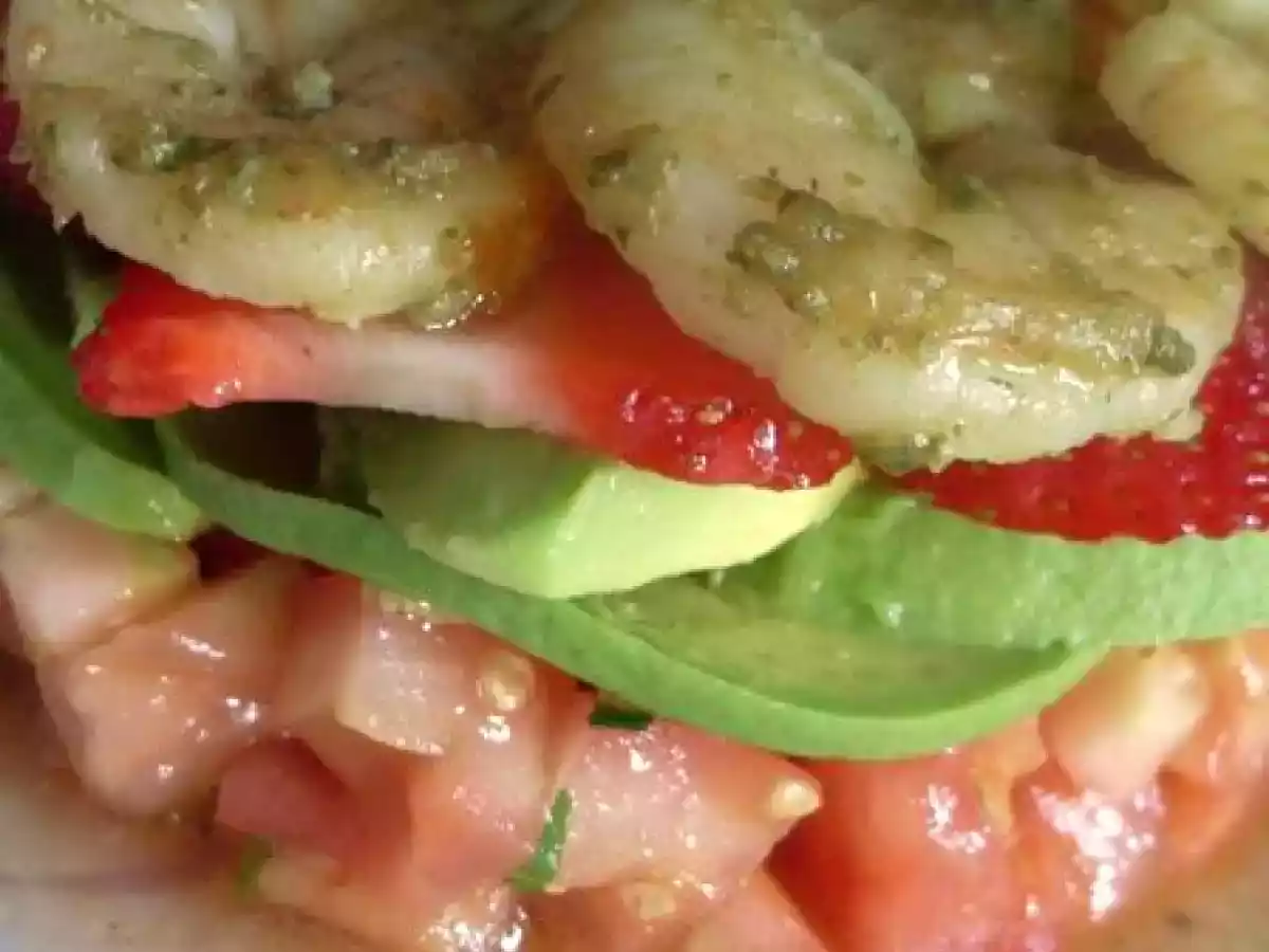 Timbale d'avocat-fraise et crevette