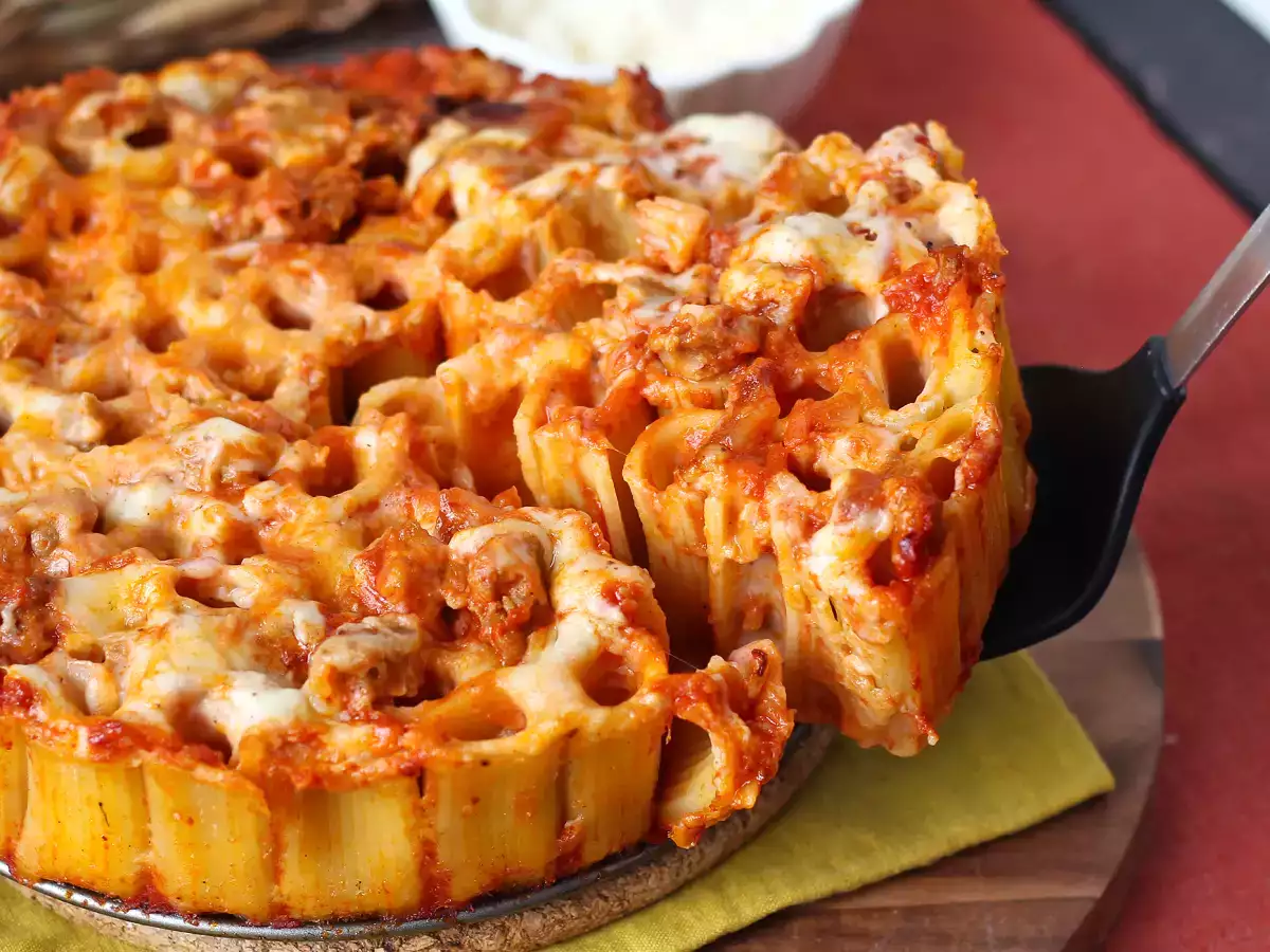 Timbale de rigatoni au four à la saucisse, à la béchamel et à la mozzarella