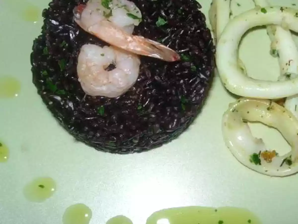 Timbale de Riz Noir Complet dit vénéré car interdit & ses encornets en persillades