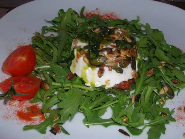 Timbales de chèvre aux tomates confites, sauce pesto