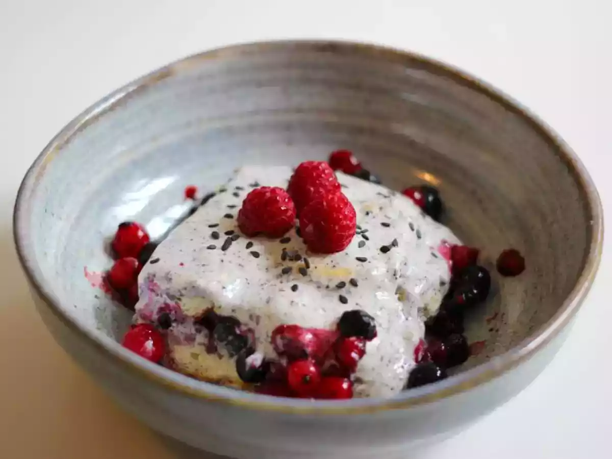 Tiramisu au sésame noir et fruits rouges
