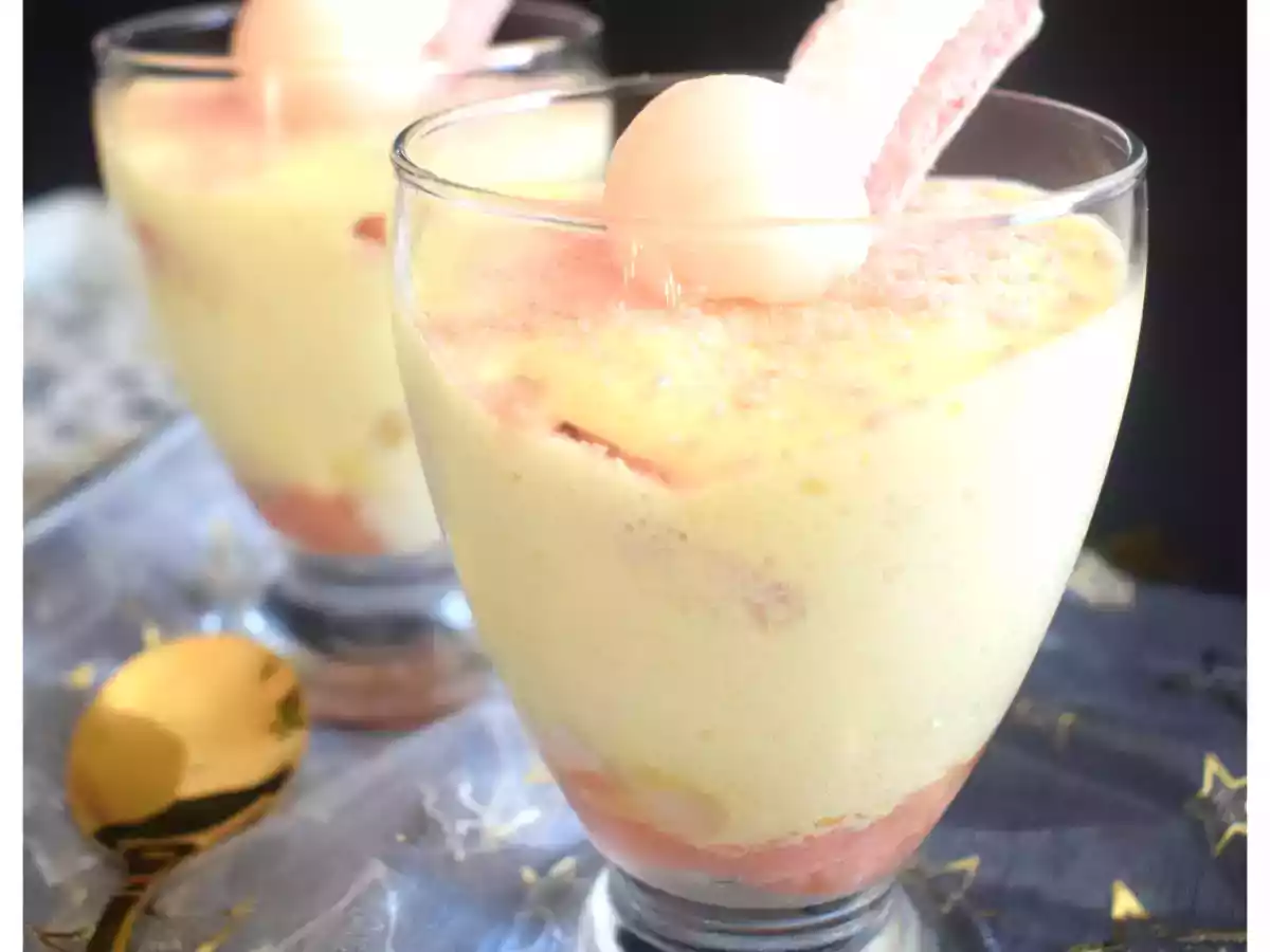 Tiramisu aux litchis et biscuits roses