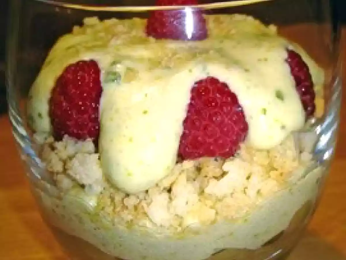 Tiramisu rhubarbe-framboises-pistaches et sa brisure de macarons