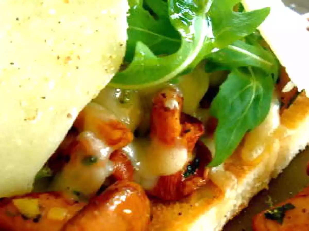 TOAST AUX GIROLLES & PARMESAN