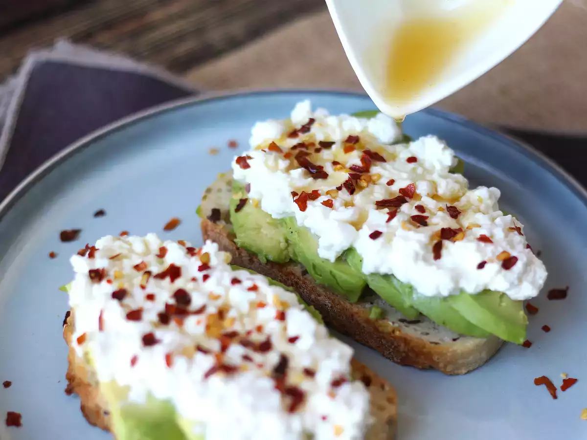 Toast avocat et cottage cheese au miel épicé - photo 5