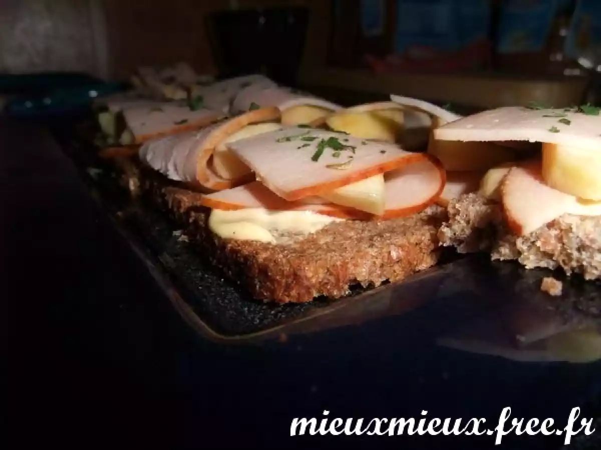 Toast de dinde fumée, pomme et sa sauce moutardée