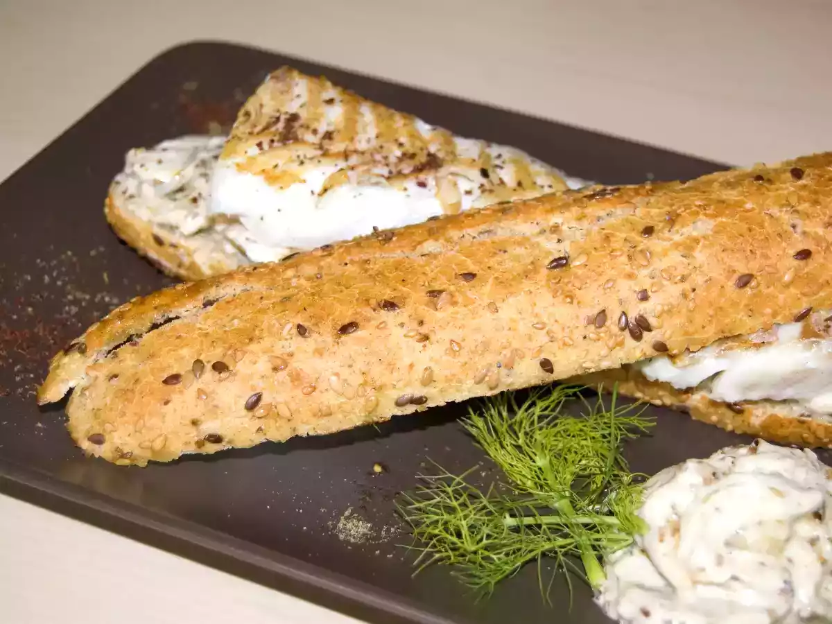Toasts au poisson et tzatziki de fenouil.