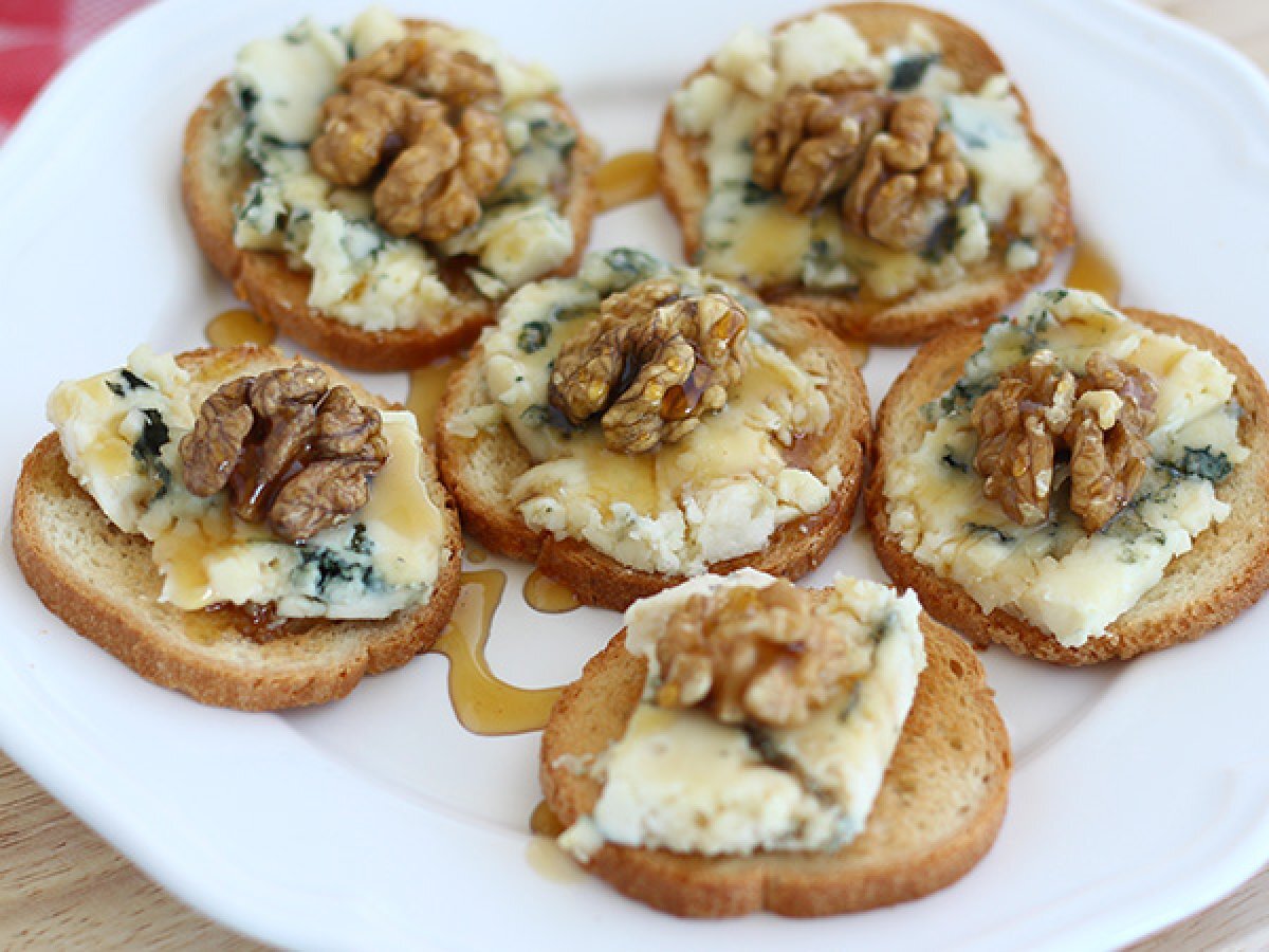 Toasts au roquefort, noix et miel Recette Ptitchef