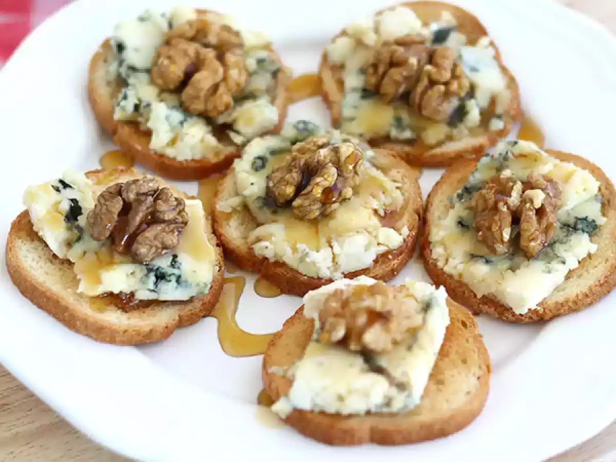 Toasts au roquefort, noix et miel