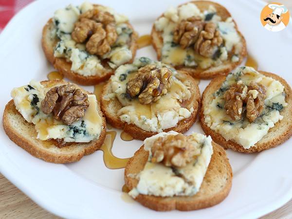 Toasts au roquefort, noix et miel