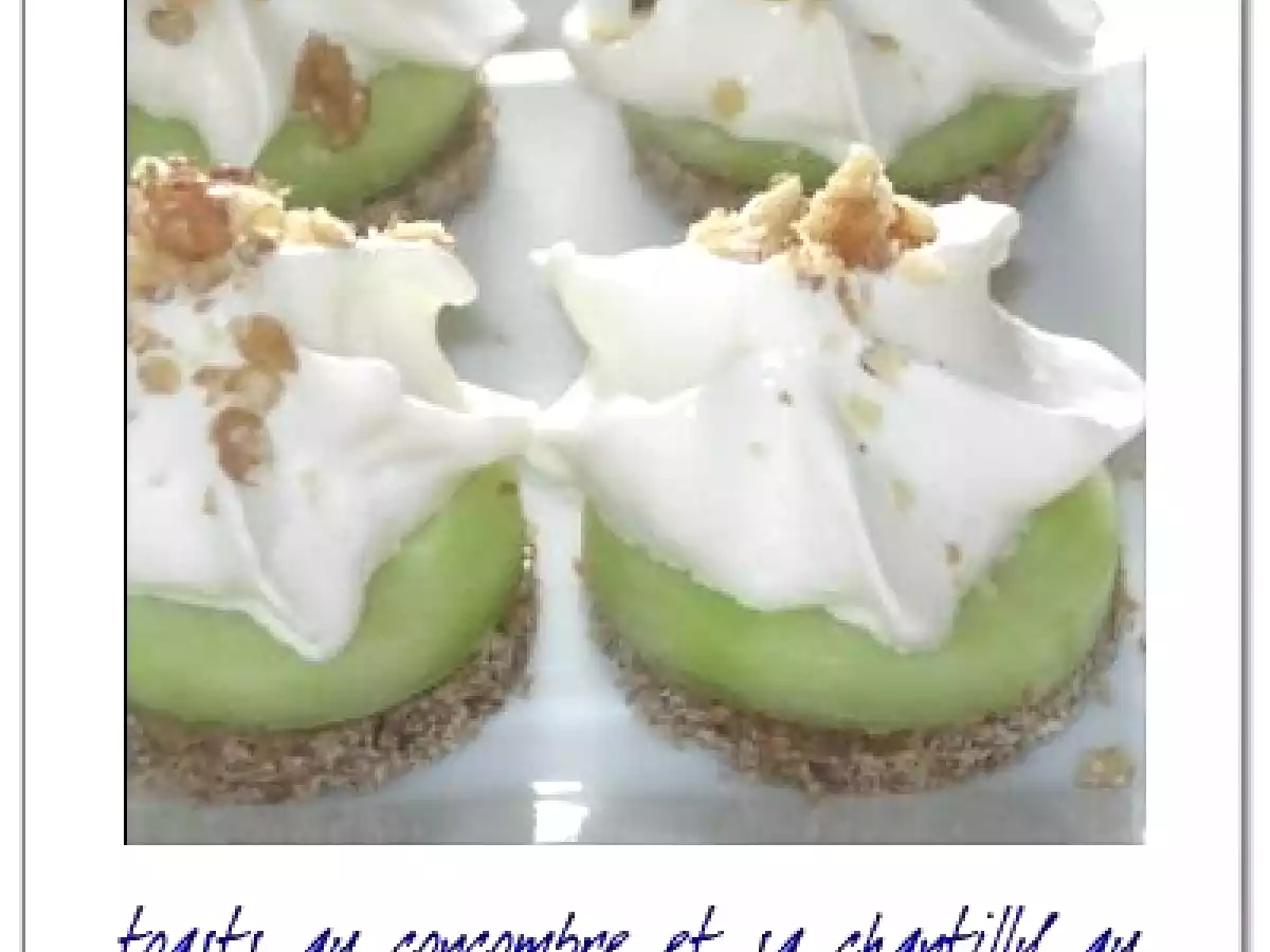 Toasts concombre et chantilly au roquefort