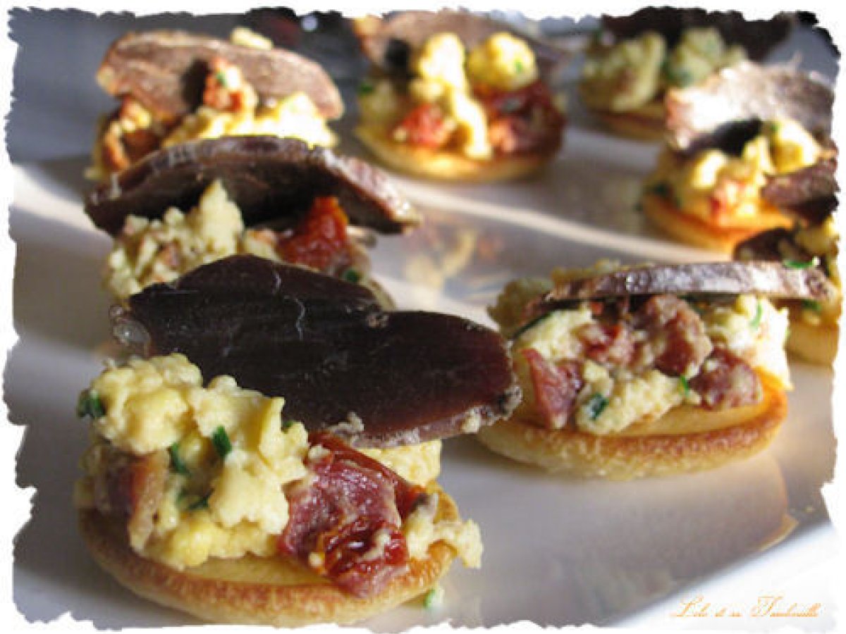 Recette de toasts de blinis aux œufs et magret de canard