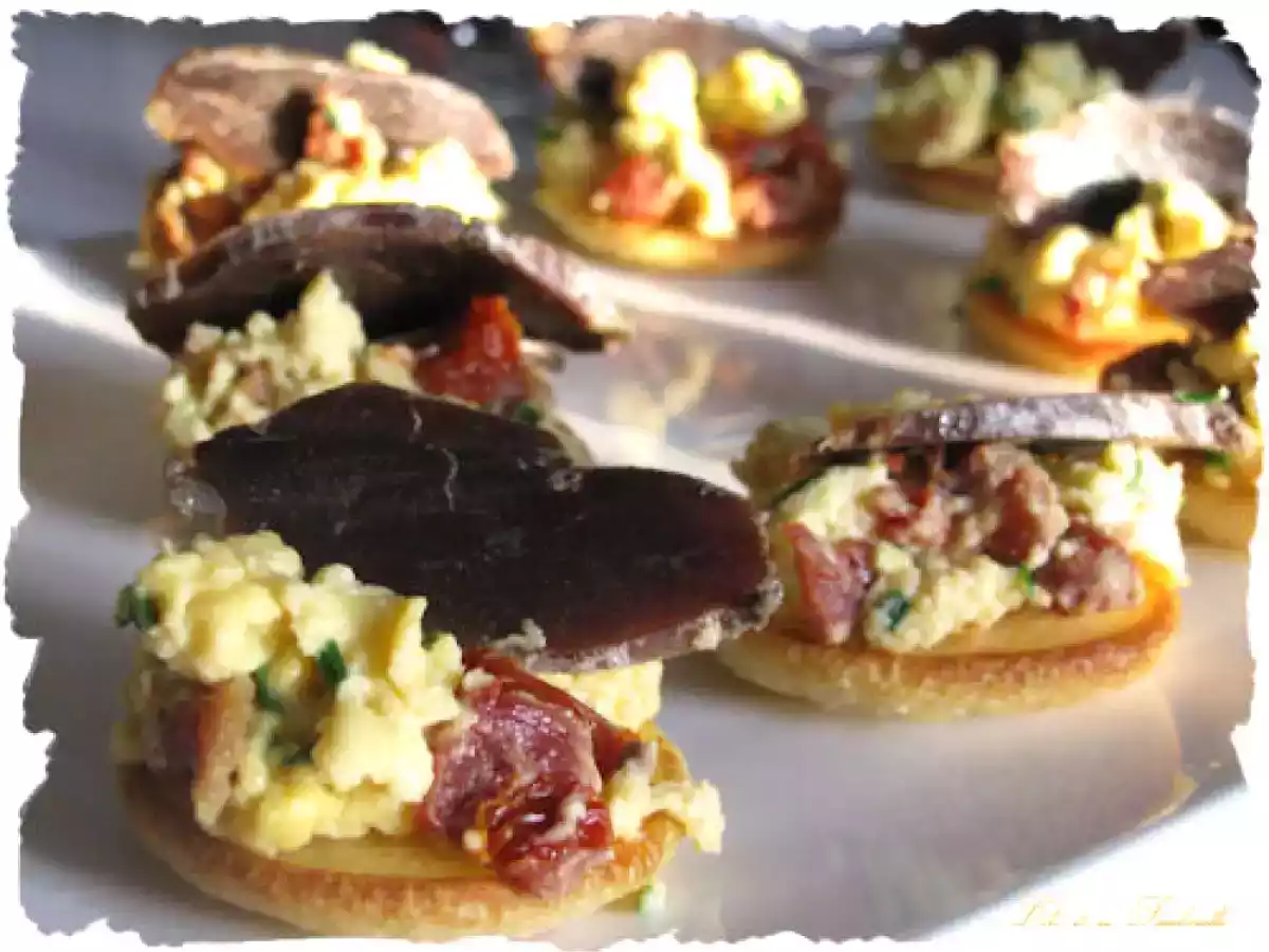 Toasts de blinis aux oeufs brouillés et magret de canard séché