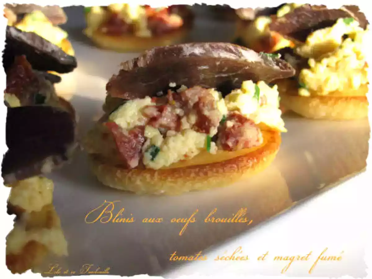 Toasts de blinis aux oeufs brouillés et magret de canard séché - photo 2