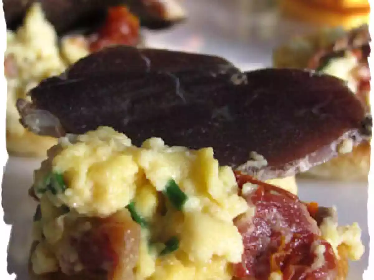 Toasts de blinis aux oeufs brouillés et magret de canard séché - photo 3