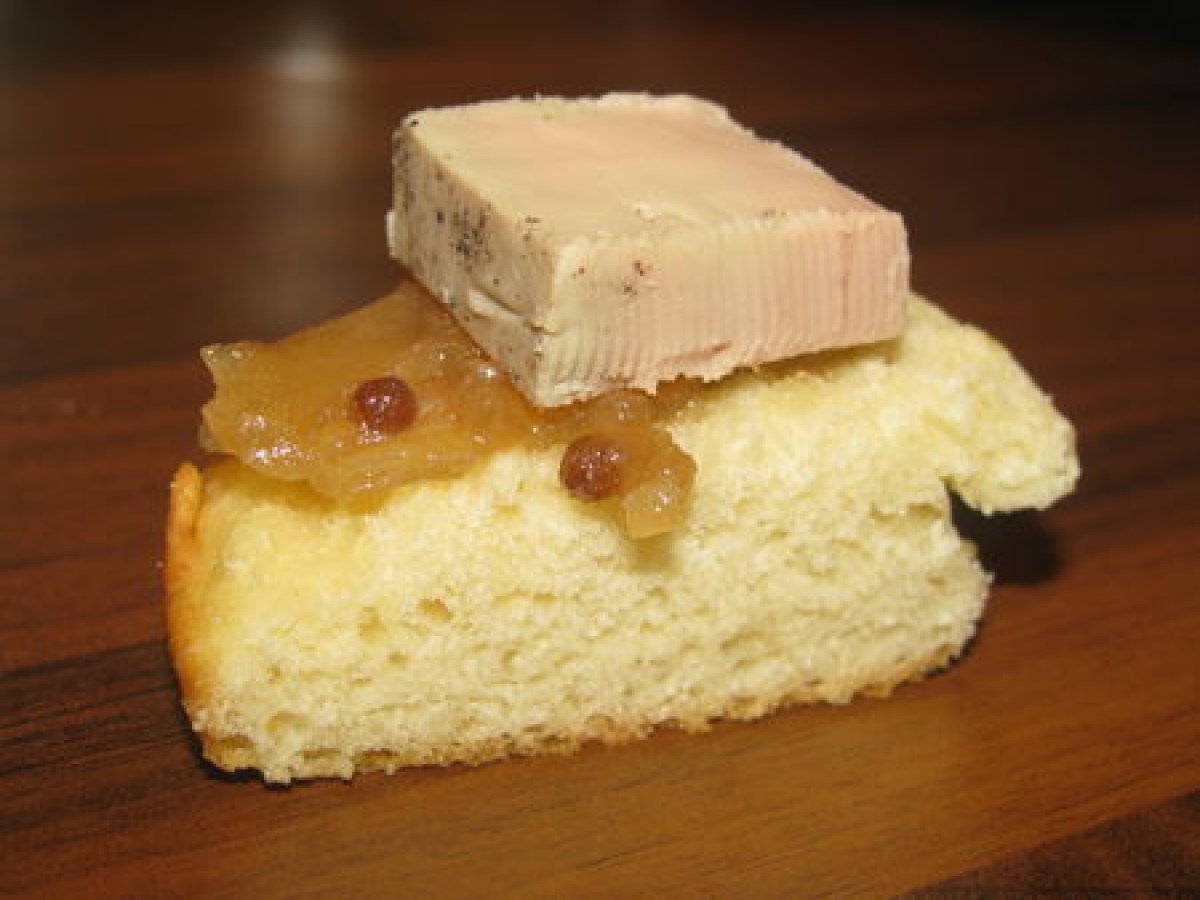 Toasts de foie gras sur confiture d'oignons - Recette Ptitchef