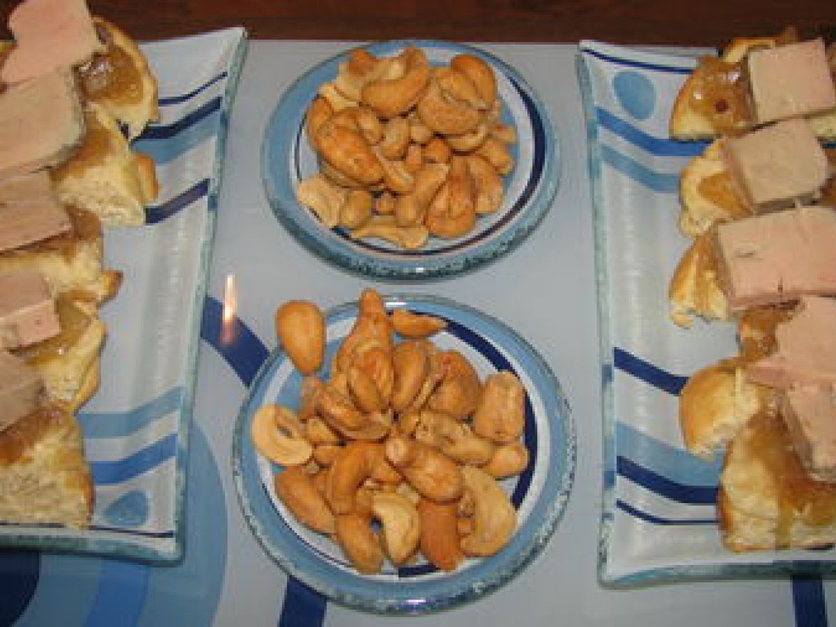 Toasts de foie gras sur confiture d'oignons - Recette Ptitchef