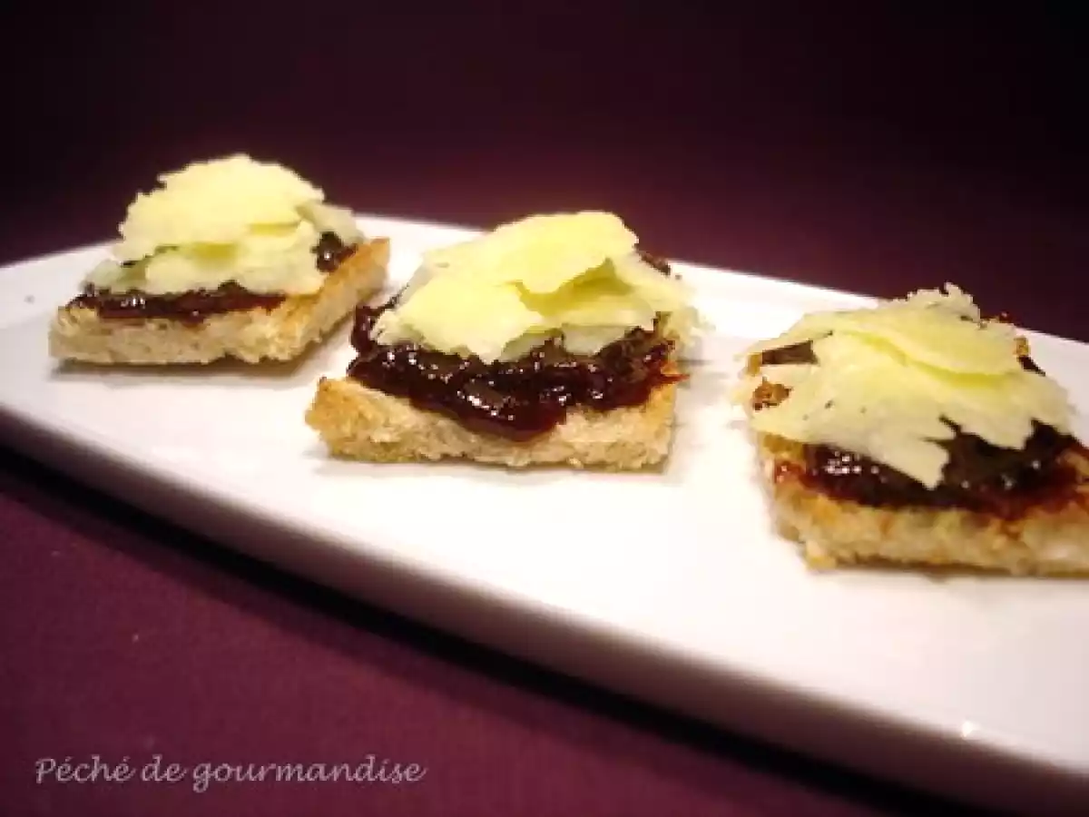 Toasts de Salers à la crème de pruneaux