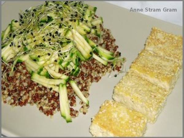 Tofu au sésame et sa salade de quinoa, courgette et graines germées