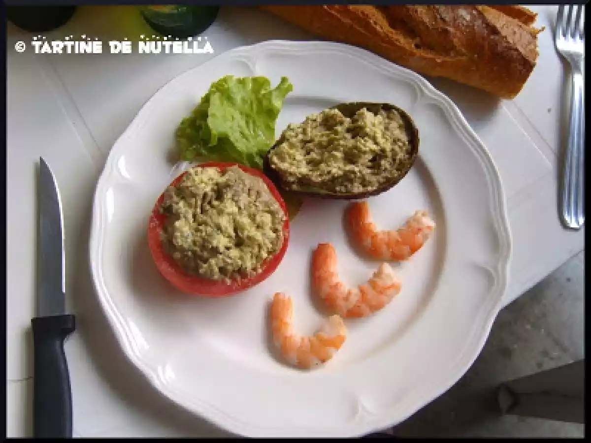 Tomate farcie à la crème d'avocat et ses crevettes