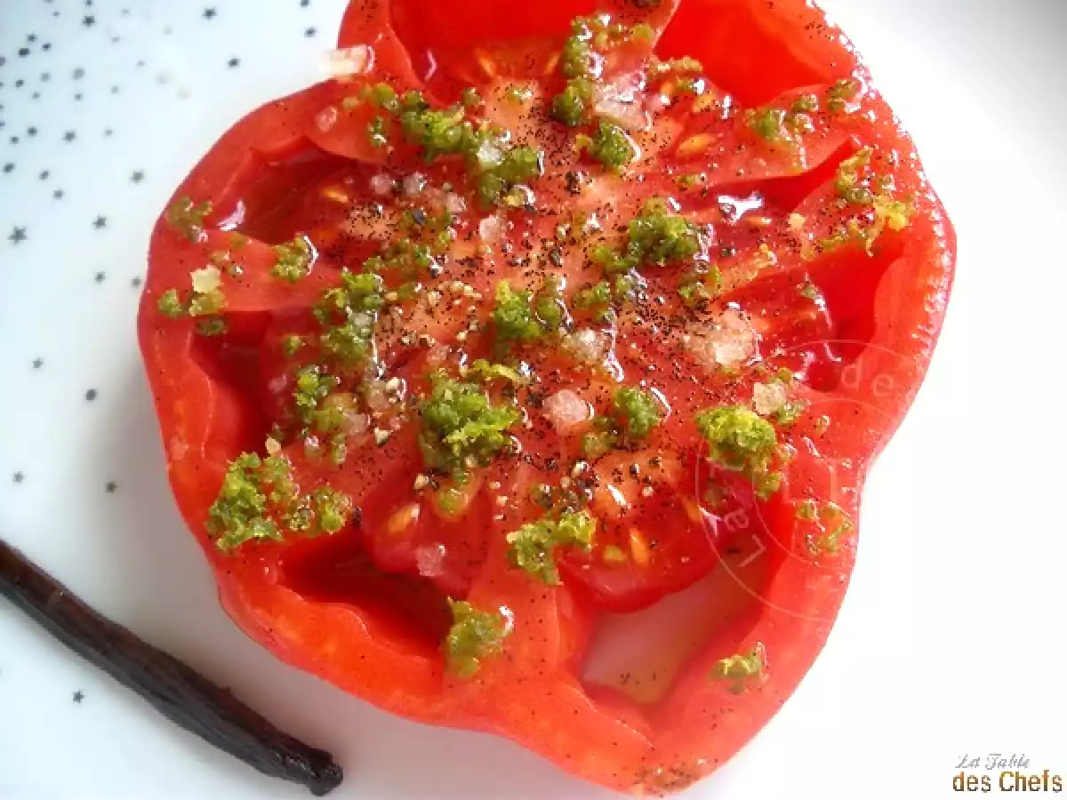 Tomate préparée en salade, huile d'olive parfumée à la vanille