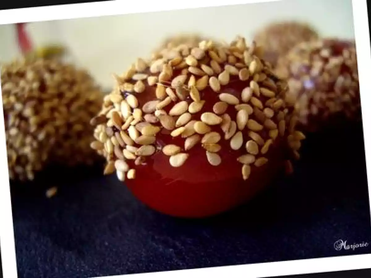 Tomates cerises caramélisées aux graines de sésame