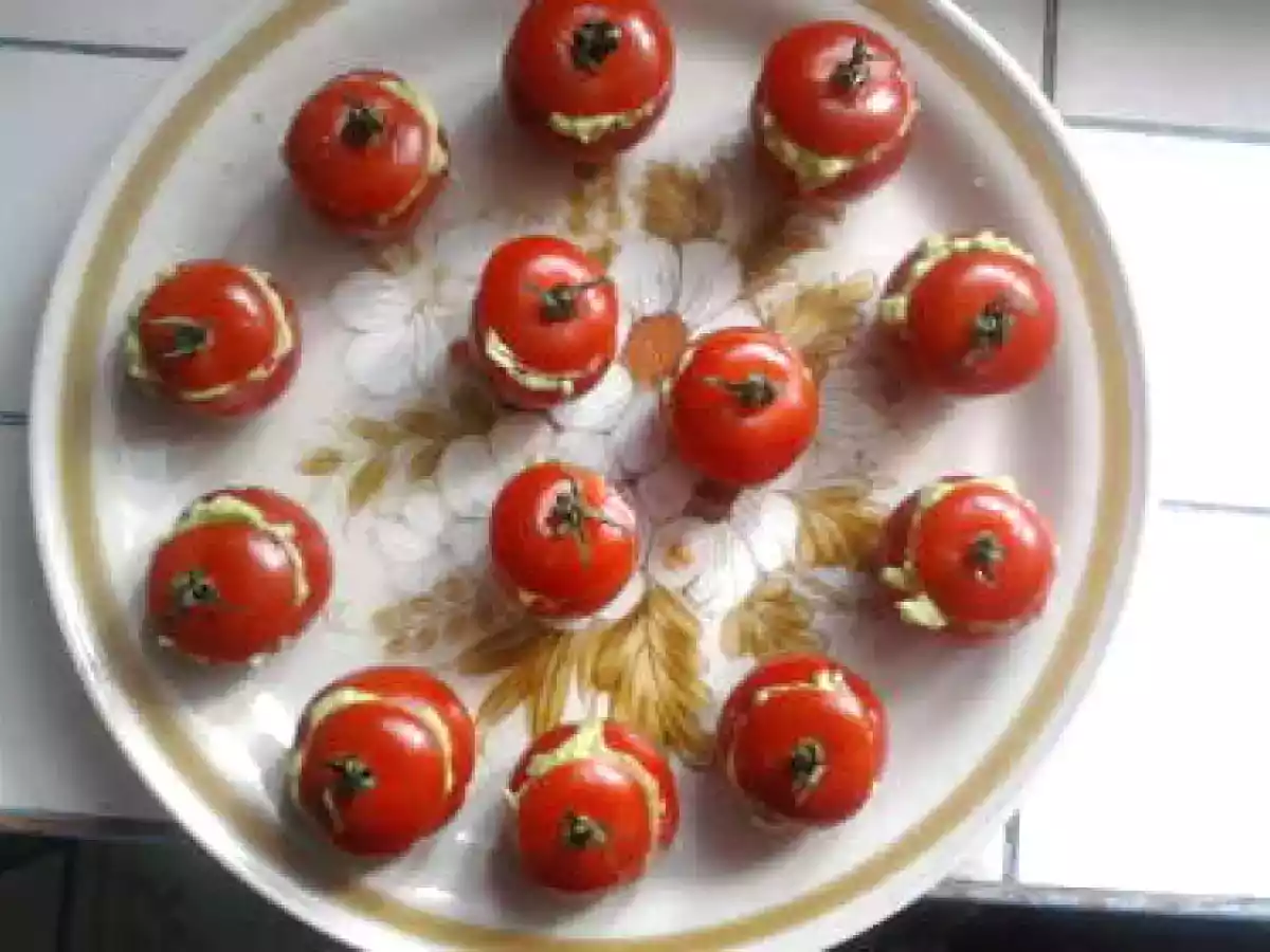 Tomates cocktail farcies a l'avocat