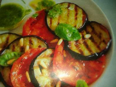 Tomates et aubergines grillées, sauce au pesto