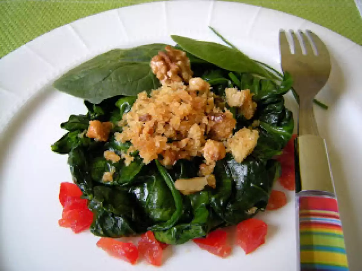 Tombée de jeunes pousses d'épinards, croûtons aux noix