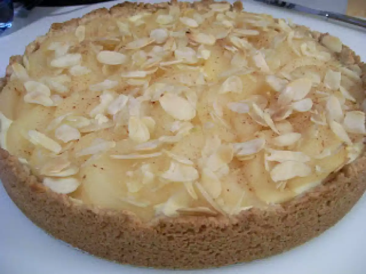 Torte au fromage à la crème, aux poires et aux amandes