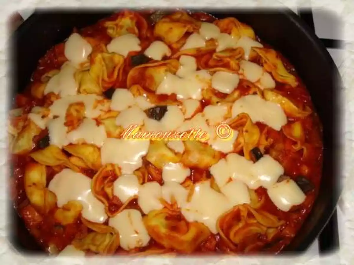 Tortellinis à la sauce aux légumes et cubes de gruyère