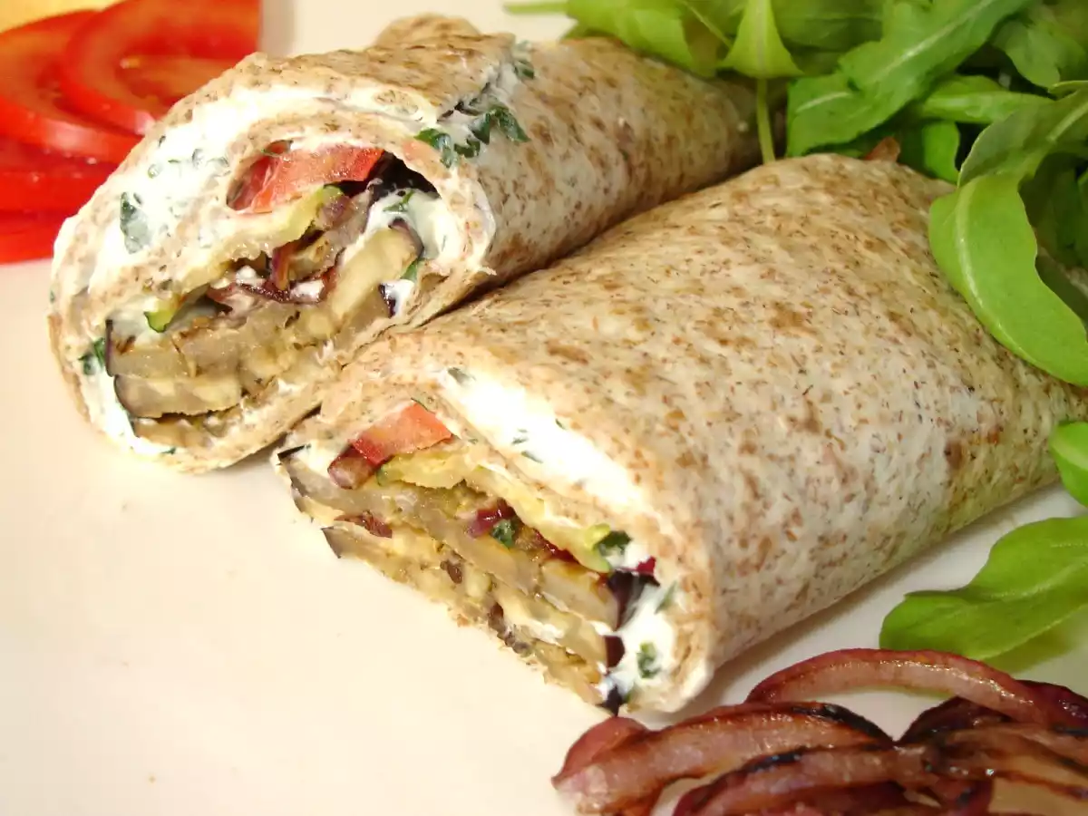 TORTILLA ROULEE AUX LEGUMES GRILLES ET AU CHEVRE