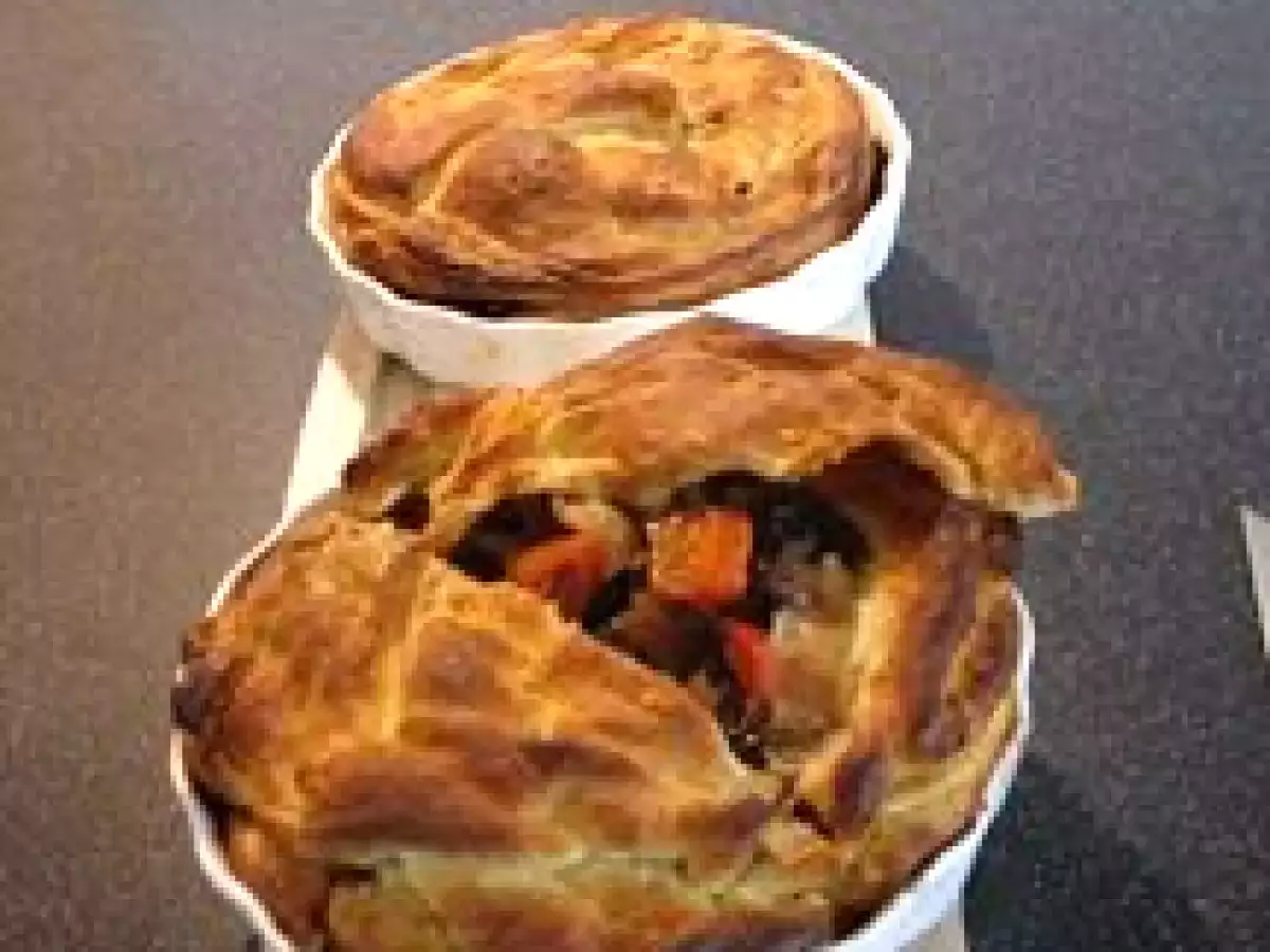 Tourte au magret de canard fumé et pruneaux.