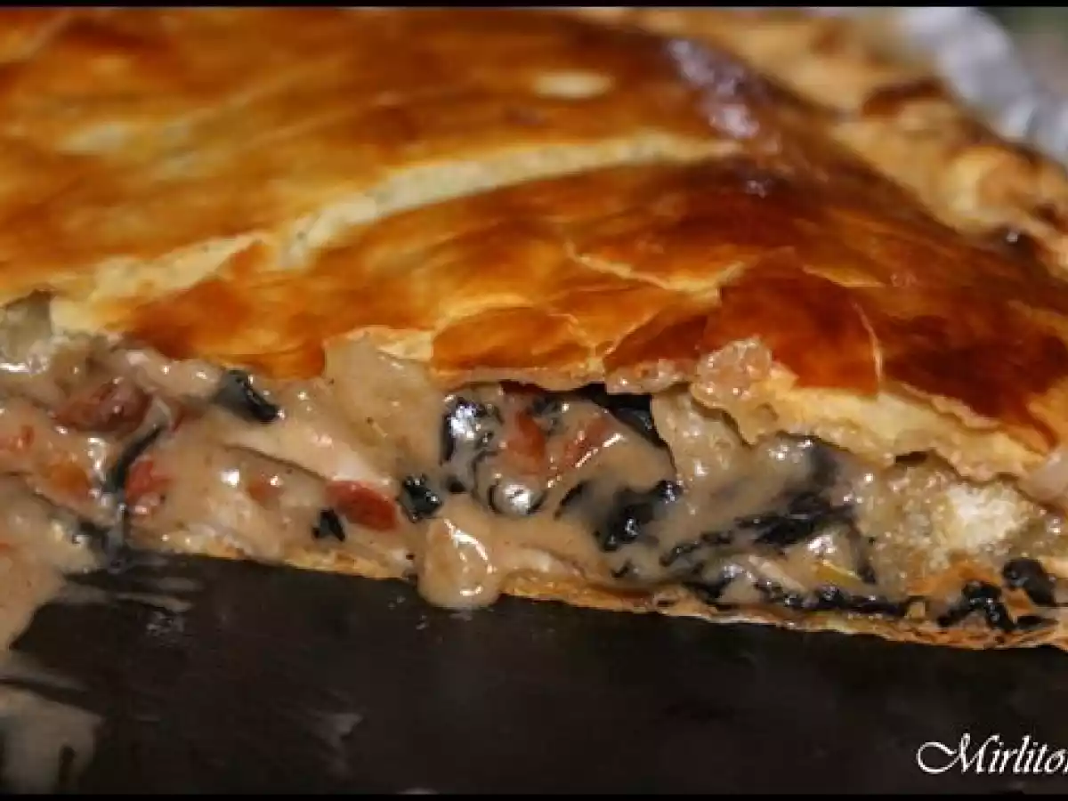 Tourte aux boudins blancs, trompettes de la mort et tomates séchées