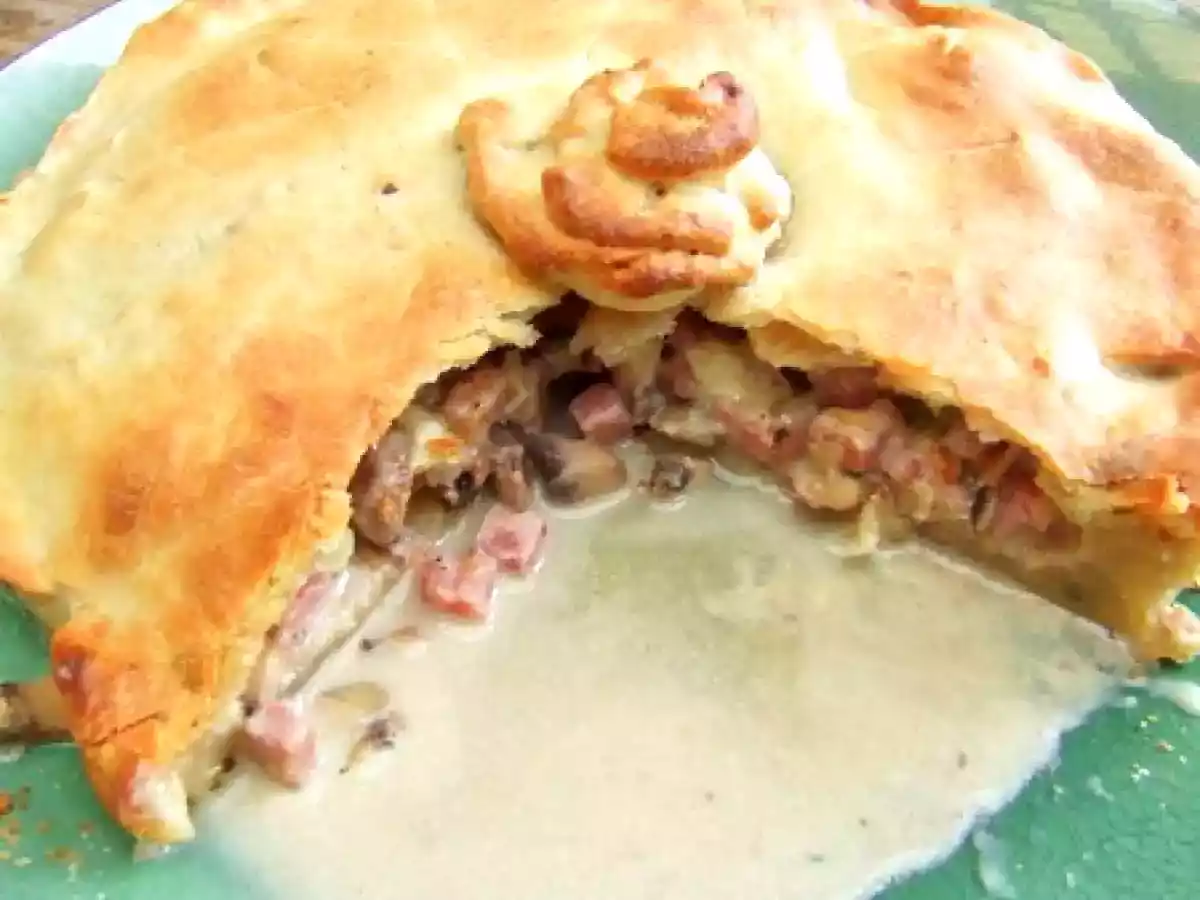 Tourte aux champignons, jambon et reblochon