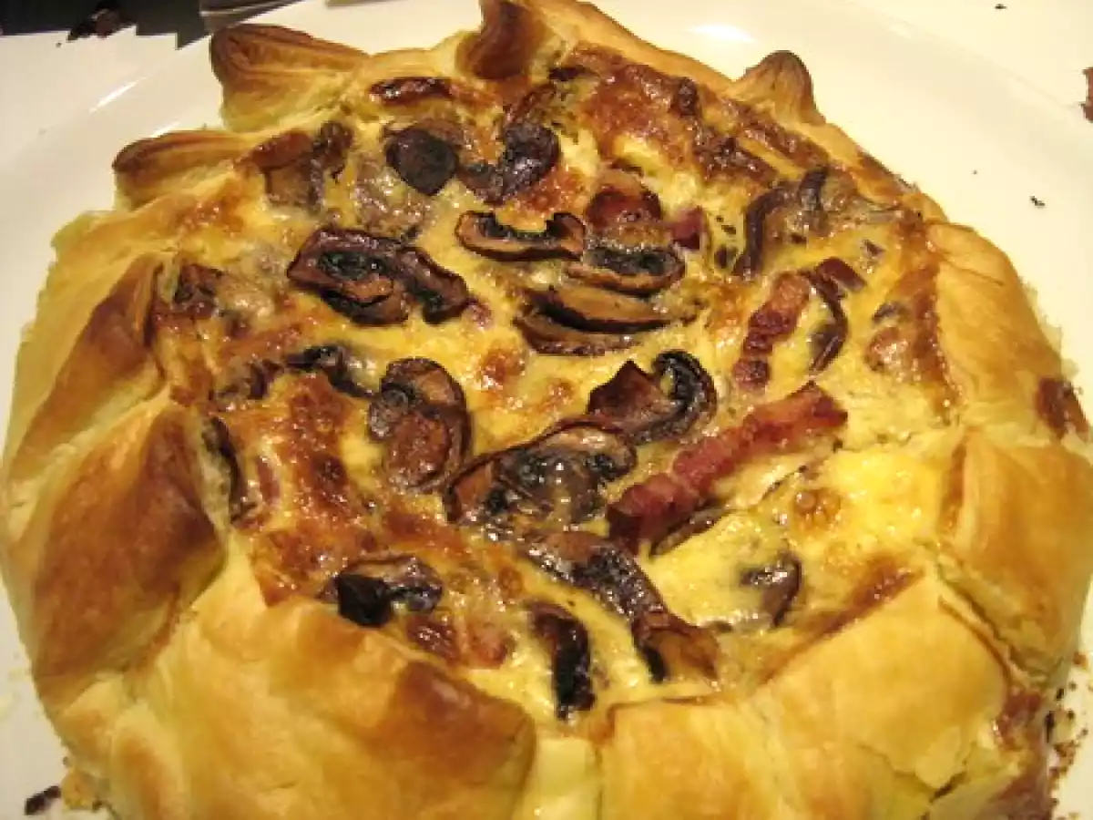 Tourte aux champignons, lardons et tomates