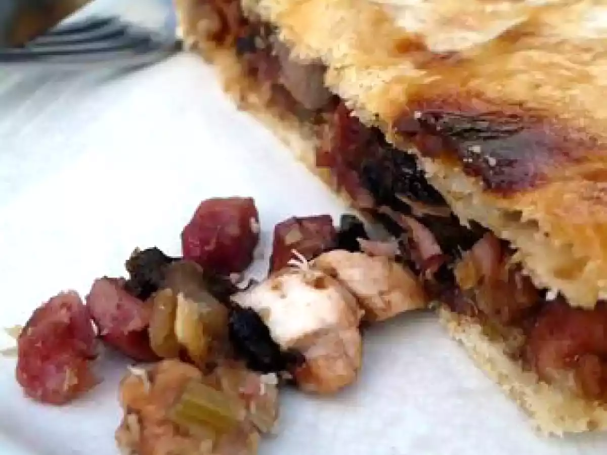 Tourte d'inspiration automnale au poulet, pommes et pruneaux
