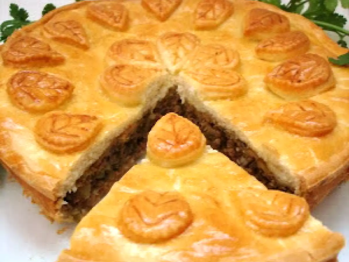 TOURTE ÉPICÉE AU FROMAGE ET A LA VIANDE