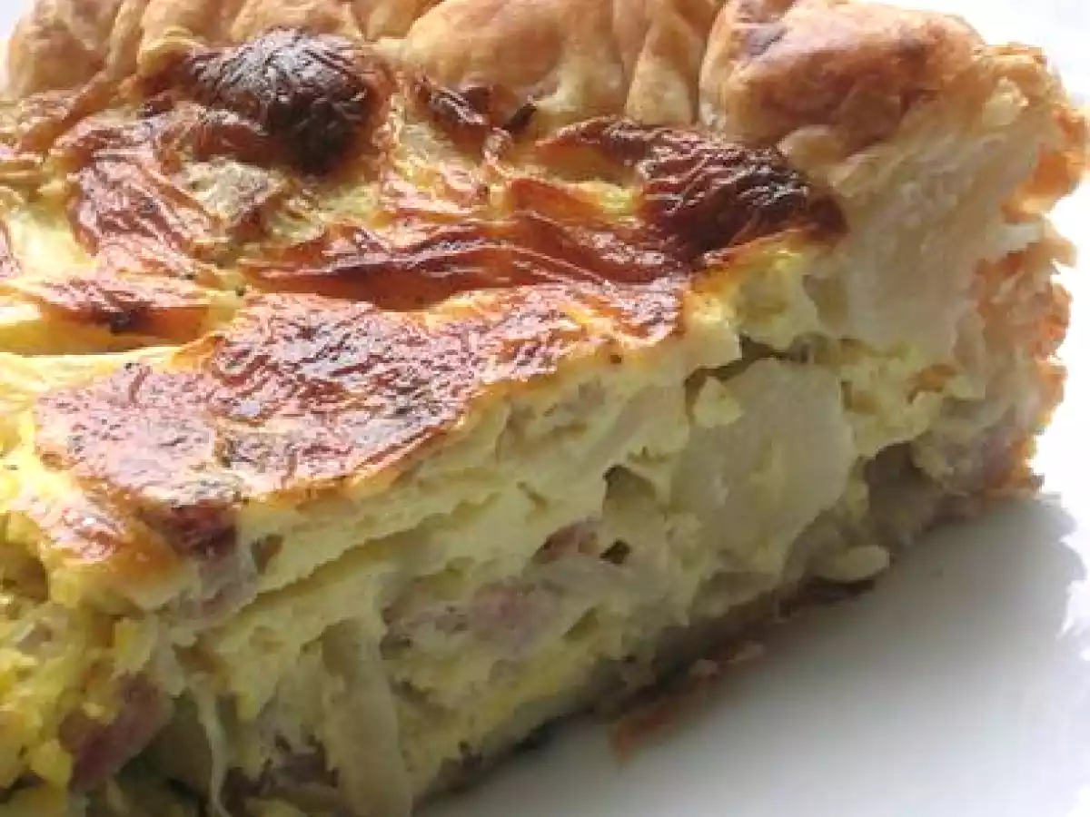 Tourte feuilletée aux oignons doux, cumin et jambon