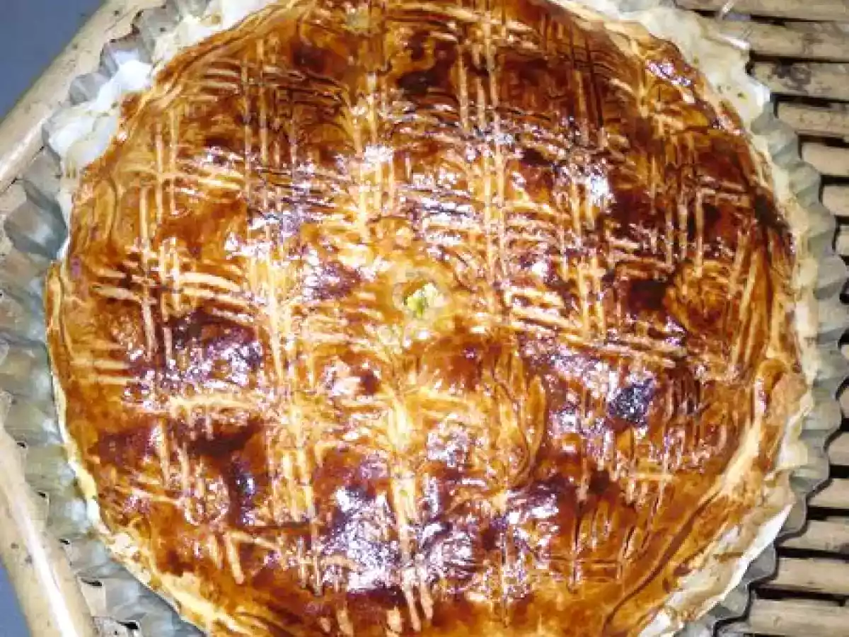 TOURTE SAUMON/POIREAU/OIGNONS