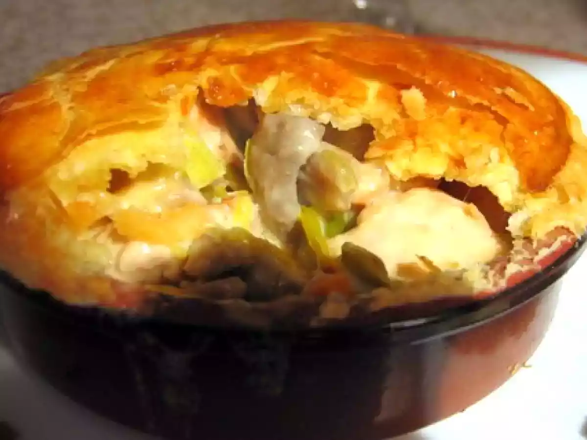 Tourtes de poulet à l'estragon et aux poireaux en ramequins..