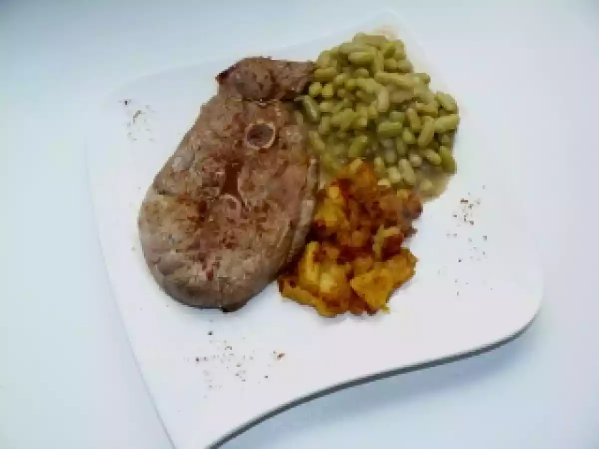 Tranche de gigot d'agneau, pommes au saté et flageolet cumin massalé. - photo 2