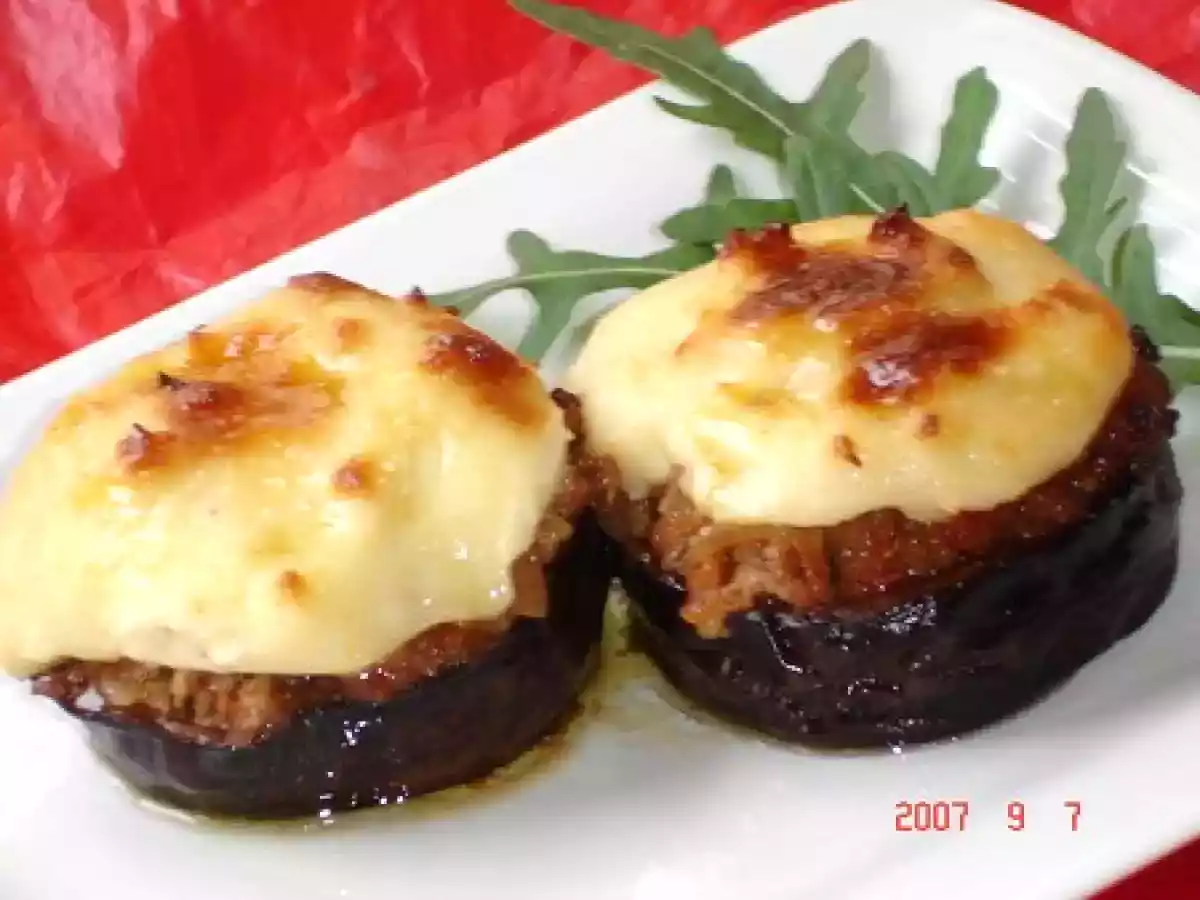 Tranches d'aubergines à la viande et sauce blanche