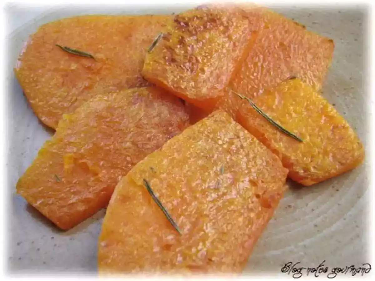 Tranches de courge dorées parfumées au romarin