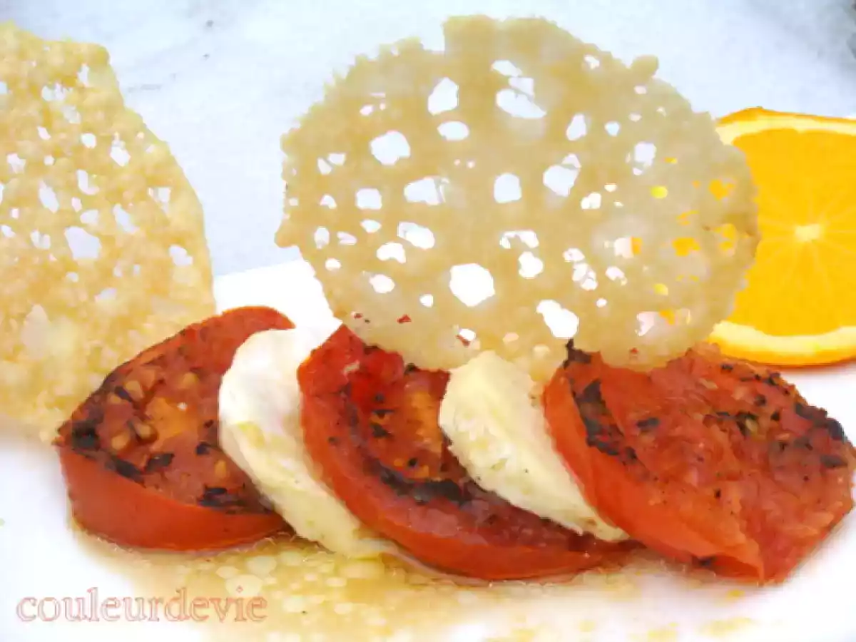 Tranches de tomates grillées, tuiles au parmesan et vinaigrette aux agrumes