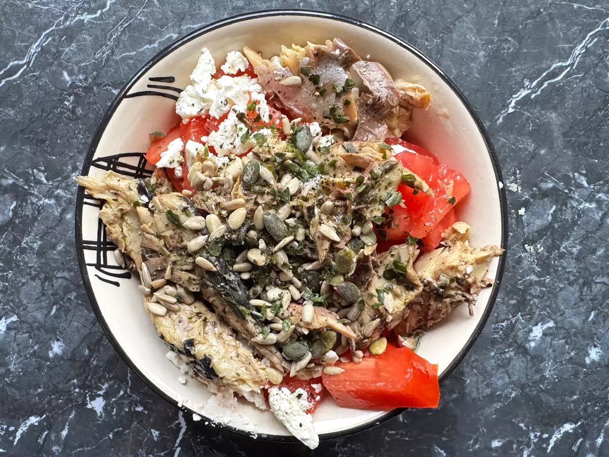 Transforme ta boite de maquereau en salade avec de la tomate et de la feta! - photo 2