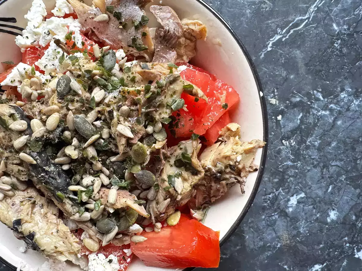 Transforme ta boite de maquereau en salade avec de la tomate et de la feta! - photo 4